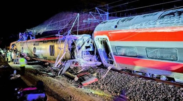 Varios muertos y heridos tras descarrilar dos trenes de alta velocidad en España
