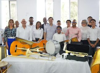 Roberto Ángel Salcedo desarrolla agenda cultural y entrega instrumentos musicales en La Romana