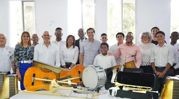 Roberto Ángel Salcedo desarrolla agenda cultural y entrega instrumentos musicales en La Romana