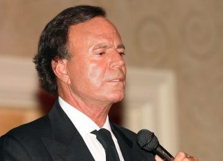 Fiscalía española archiva querella contra Julio Iglesias por presuntas agresiones sexuales