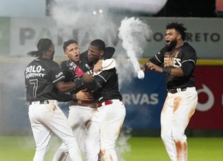Junior Lake conecta hit del triunfo para Leones que deja en el terreno a los Gigantes
