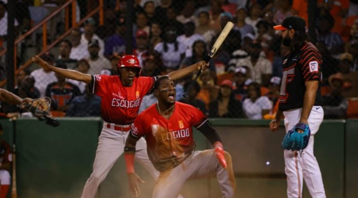 Escogido toma ventaja 2-0 en la final tras ofensiva clave de Navarro y Lake ante los Toros