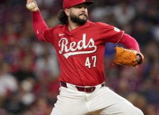 Rangers refuerzan su bullpen con Jakob Junis por una temporada