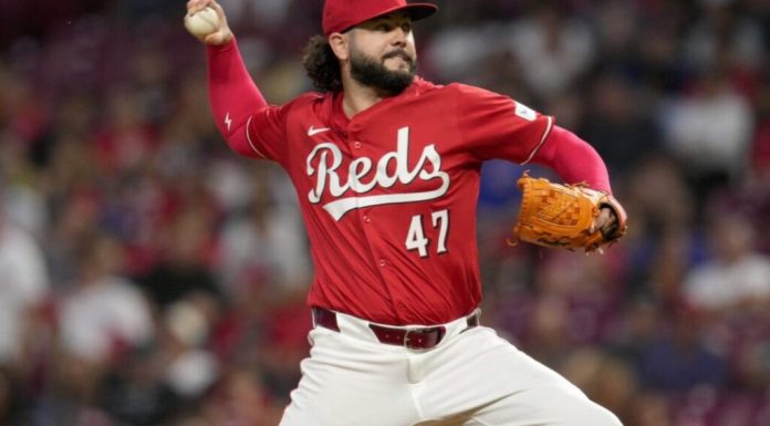Rangers refuerzan su bullpen con Jakob Junis por una temporada