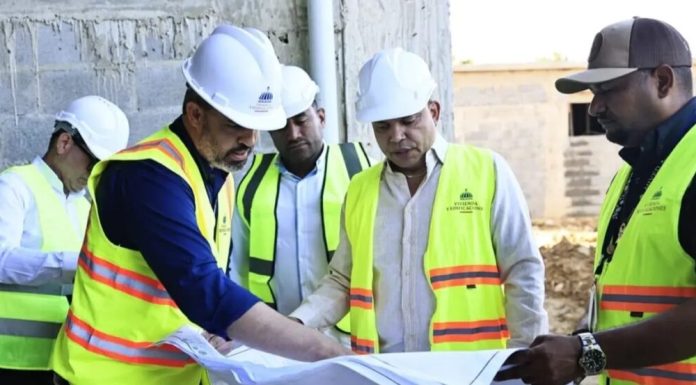 Director Servicio Nacional de Salud supervisa construcción de hospitales en Azua y San Cristóbal