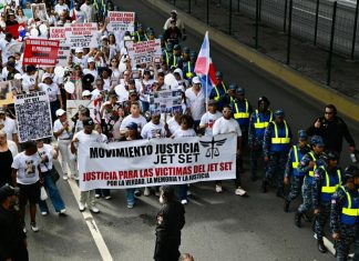 Madre de Octavio Dotel participa en marcha contra propietarios discoteca Jet Set; pide justicia