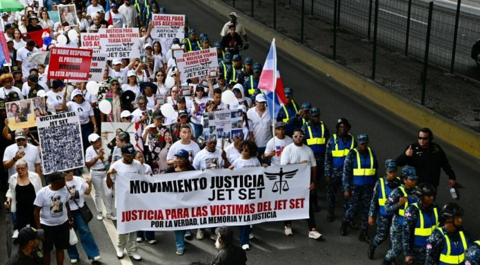 Madre de Octavio Dotel participa en marcha contra propietarios discoteca Jet Set; pide justicia
