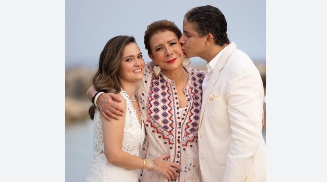 Melba Grullón sigue postrada ante Virgen de la Altagracia rogando por su hija y su yerno, muertos en la tragedia del Jet Set