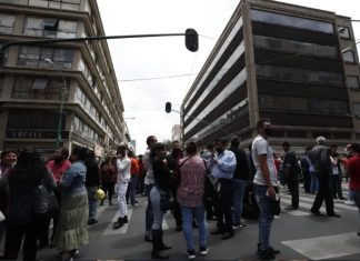 Fuerte sismo provoca la muerte de un hombre en evacuación en la capital de México