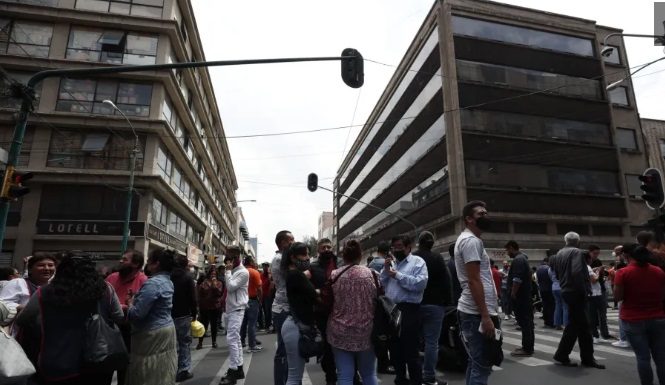 Fuerte sismo provoca la muerte de un hombre en evacuación en la capital de México