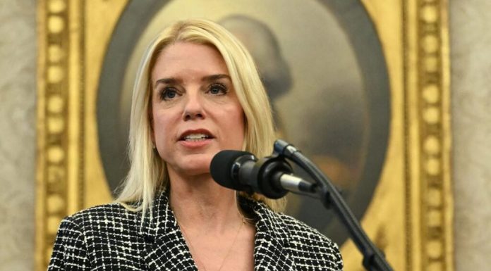 La fiscal general de Estados Unidos anuncia imputaciones contra Nicolás Maduro y su esposa