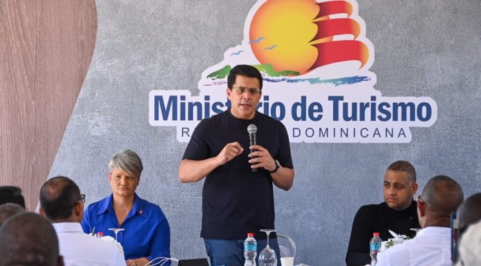 Ministro Collado interviene otra playa de San Pedro de Macorís para mejorar su oferta turística