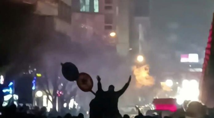 Protestas continúan en Irán y el hijo del sah llama a “tomar” las ciudades