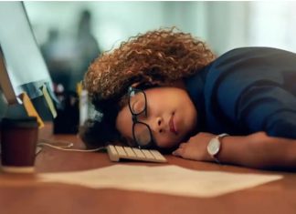 ¿Por qué sentimos sueño después de comer? Causas y consejos para evitarlo