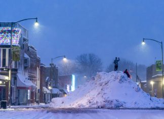 REportaje- Donald Trump y Estados Unidos enfrentan tormentas del clima y política