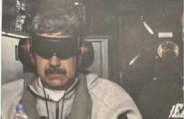 Donald Trump publica foto de Nicolás Maduro detenido: Ojos tapados, ropa gris y una botella de agua en la mano derecha