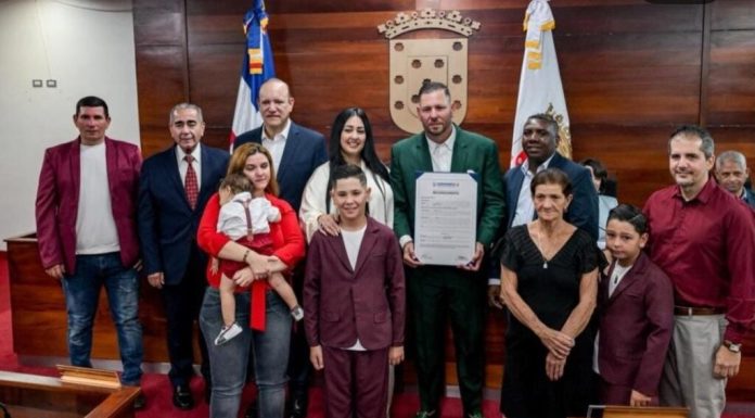 Yunesky Maya es reconocido como Hijo Adoptivo por el Ayuntamiento de Santiago