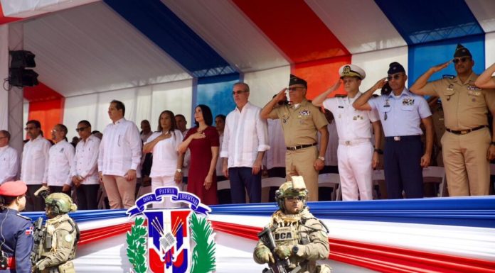 Presidente Abinader observa desfile conmemorativo del 213 aniversario del natalicio de Juan Pablo Duarte, dando inicio al Mes de la Patria