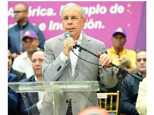 Danilo Medina ve “el país está en un callejón sin salida”; cuestiona escándalos en Seguros Banreservas, Banco Agrícola y Senasa