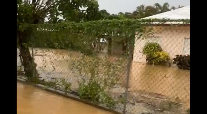 Lluvias inundan mas de 200 viviendas en la provincia Puerto Plata; afectados llaman a autoridades acudir en su auxilio