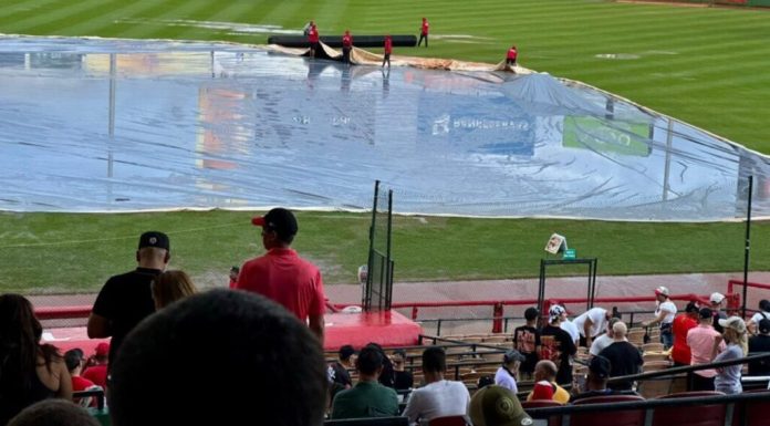 Suspendido por lluvia el juego entre Leones y Águilas; será reasignado para este domingo