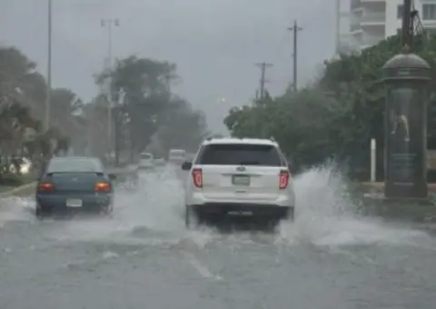 Santo Domingo amanece bajo agua producto de una vaguada vinculada a un sistema frontal estacionario