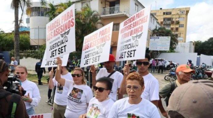 Familiares de víctimas de la tragedia de la discoteca Jet Set marchan exigiendo justicia