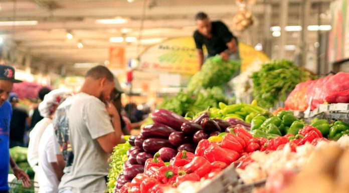 Reportaje- Comerciantes y amas de casa se quejan de que precios del pollo y plátano siguen por las nubes