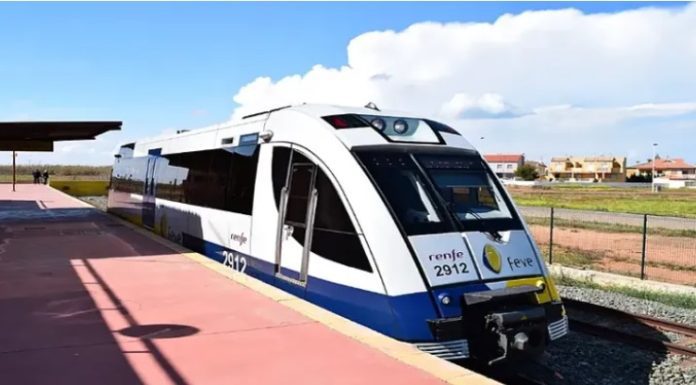 Varios heridos al chocar un tren contra una grúa en Cartagena, en España