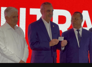 Presidente Abinader recibe nueva licencia de conducir e inicia modernización del sistema en República Dominicana