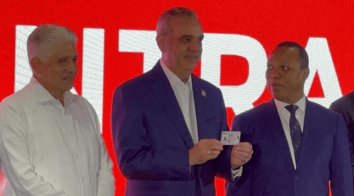 Presidente Abinader recibe nueva licencia de conducir e inicia modernización del sistema en República Dominicana