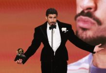 «Debí Tirar Más Fotos» se convierte en el primer álbum en español en ganar Mejor Álbum del Año