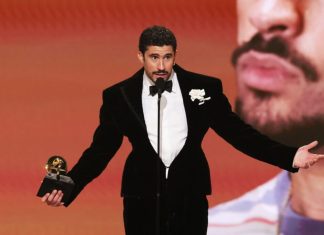 «Debí Tirar Más Fotos» se convierte en el primer álbum en español en ganar Mejor Álbum del Año