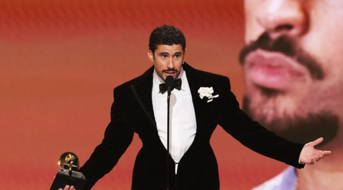 «Debí Tirar Más Fotos» se convierte en el primer álbum en español en ganar Mejor Álbum del Año