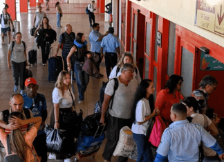 Turistas abandonan Cuba en medio de crisis por falta de combustible