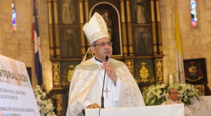 Arzobispo denuncia frente Abinader atentados contra la soberanía