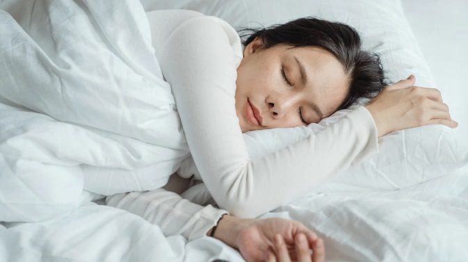 Dormir menos de seis horas aumenta el riesgo de demencia, según estudio