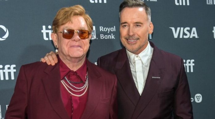 Elton John denuncia al ‘Mail’ por revelar datos de su salud y el nacimiento de su hijo