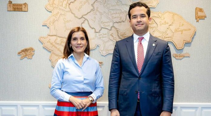Omar Fernández recibe a la embajadora de Estados Unidos en República Dominicana