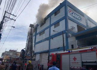 Incendio afecta Almacenes Garrido, de la avenida Duarte; ocho unidades de los bomberos sofocan el fuego