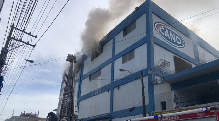 Incendio afecta Almacenes Garrido, de la avenida Duarte; ocho unidades de los bomberos sofocan el fuego
