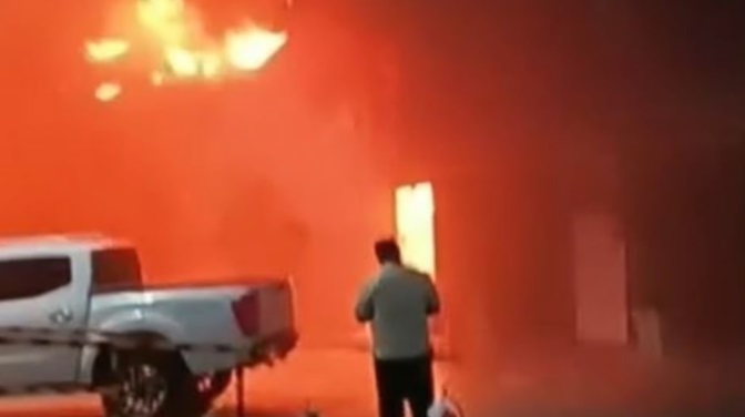 Devastador incendio afecta una empresa de productos plásticos ubicada en Haina