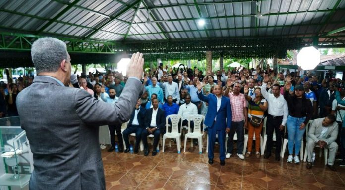 Leonel juramenta en la FP al expresidente del PLD en Licey al Medio y a decenas de dirigentes más