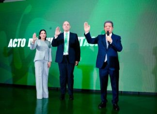 José del Castillo se juramenta como nuevo miembro de la Fuerza del Pueblo