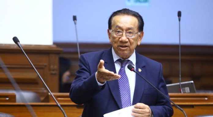 El izquierdista José María Balcázar es el nuevo presidente interino de Perú