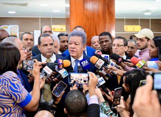 Leonel Fernández muestra su nueva cédula y afirma: “es la prueba de que el sistema funciona”