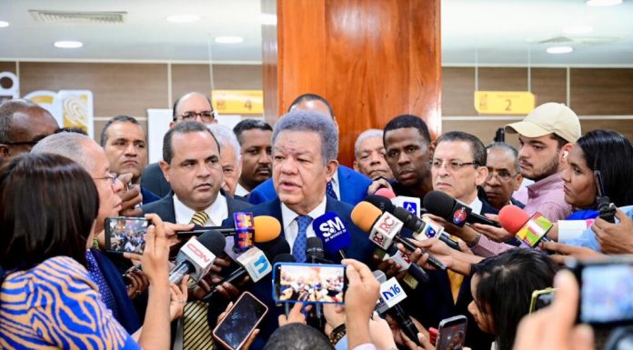 Leonel Fernández muestra su nueva cédula y afirma: “es la prueba de que el sistema funciona”