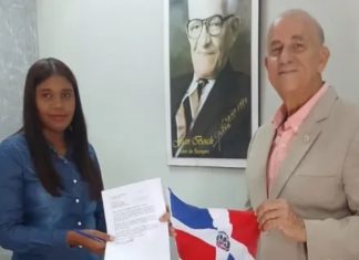 Profesor Luis de León se inscribe como aspirante a candidato presidencial del PLD