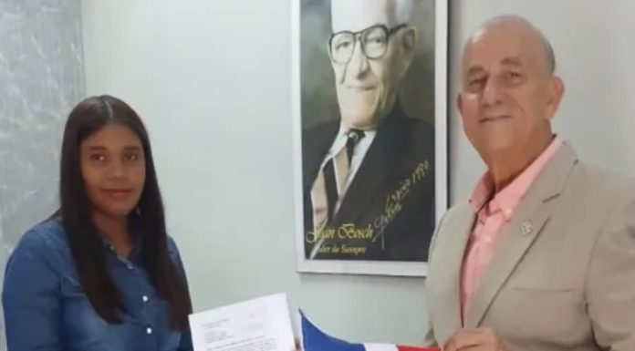 Profesor Luis de León se inscribe como aspirante a candidato presidencial del PLD
