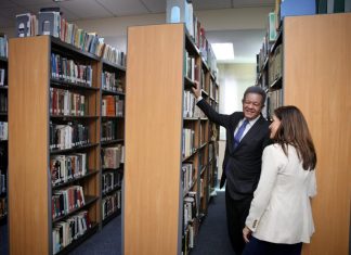 Embajadora de Estados Unidos visita a Leonel Fernández en Funglode